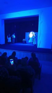 🎭 Jizzax viloyat qo‘g‘irchoq teatrida &laquo;Qor Malikasi&raquo; spektakli namoyish etildi.