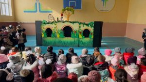 Jizzax viloyat qo’g’irchoq teatri ijodiy guruhi “Aldashni bilmaydigan tulki’’ spektakilini namoyish etdilar.