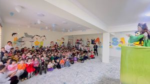 Jizzax viloyat qo’g’irchoq teatri ijodiy guruh Paxtakor tumanidagi MTM tarbiyalanuvchi bolajonlari e’tiboriga X.Ubaydullayevning “Botir bola’’ spektakilini namoyish etdilar.