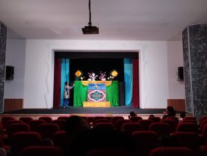 “FOTIMANING SARGUZASHTLARI” spektakli yosh tomoshabinlarga juda manzur bo’ldi.