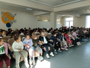 🎭 Jizzax viloyat Qo’g’irchoq teatri ijodiy guruhi Do’stlik tumani bolajonlarini xursand qilishmoqda.