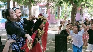 🌈 Spektakl davomida bolajonlar qiziqarli voqealar va quvnoq qahramonlar bilan uchrashdilar.